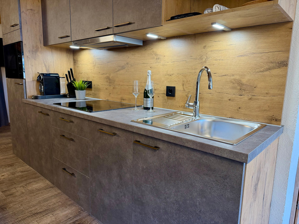 Moderne Küchenzeile im Chalet Loft, Das Lisa'l Zell am Ziller